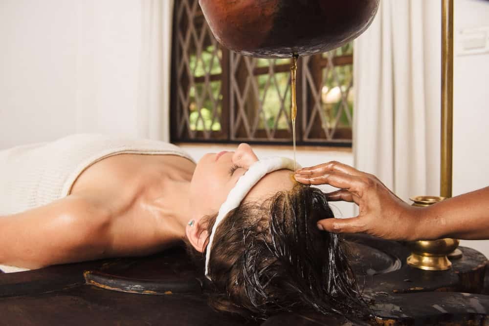 A calming Ayurvedic shirodhara ritual