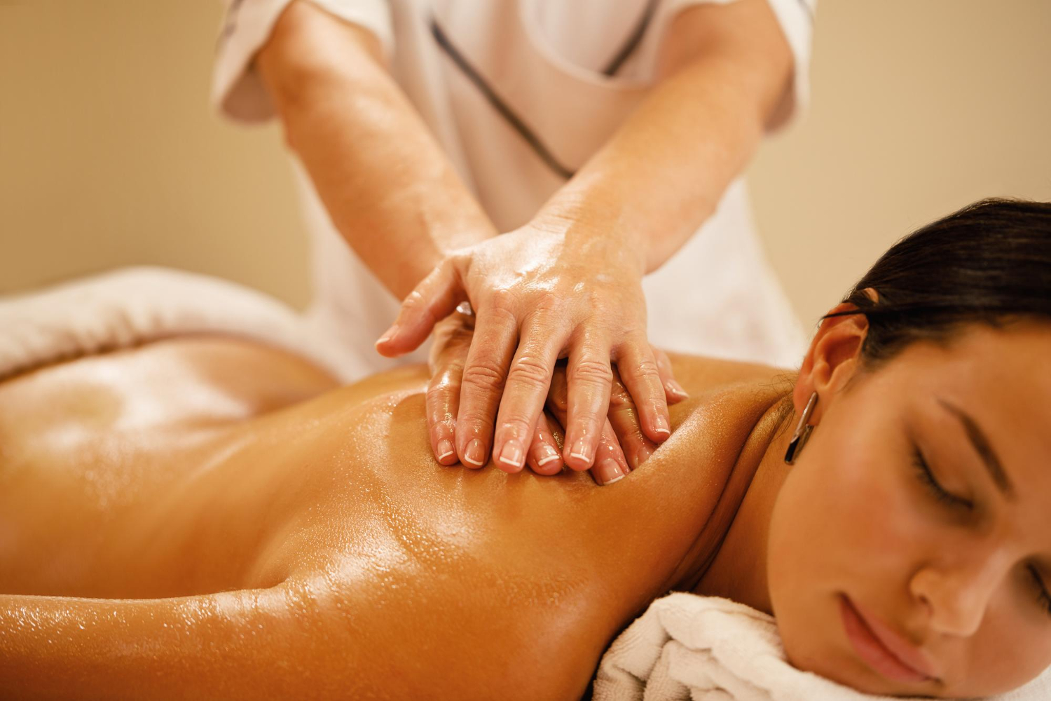Abhyanga shoulder-to-toe Ayurvedic massage experience